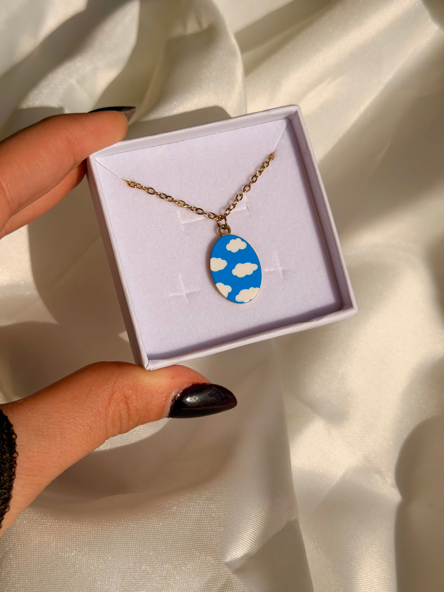 Collana CON LA TESTA TRA LE NUVOLE